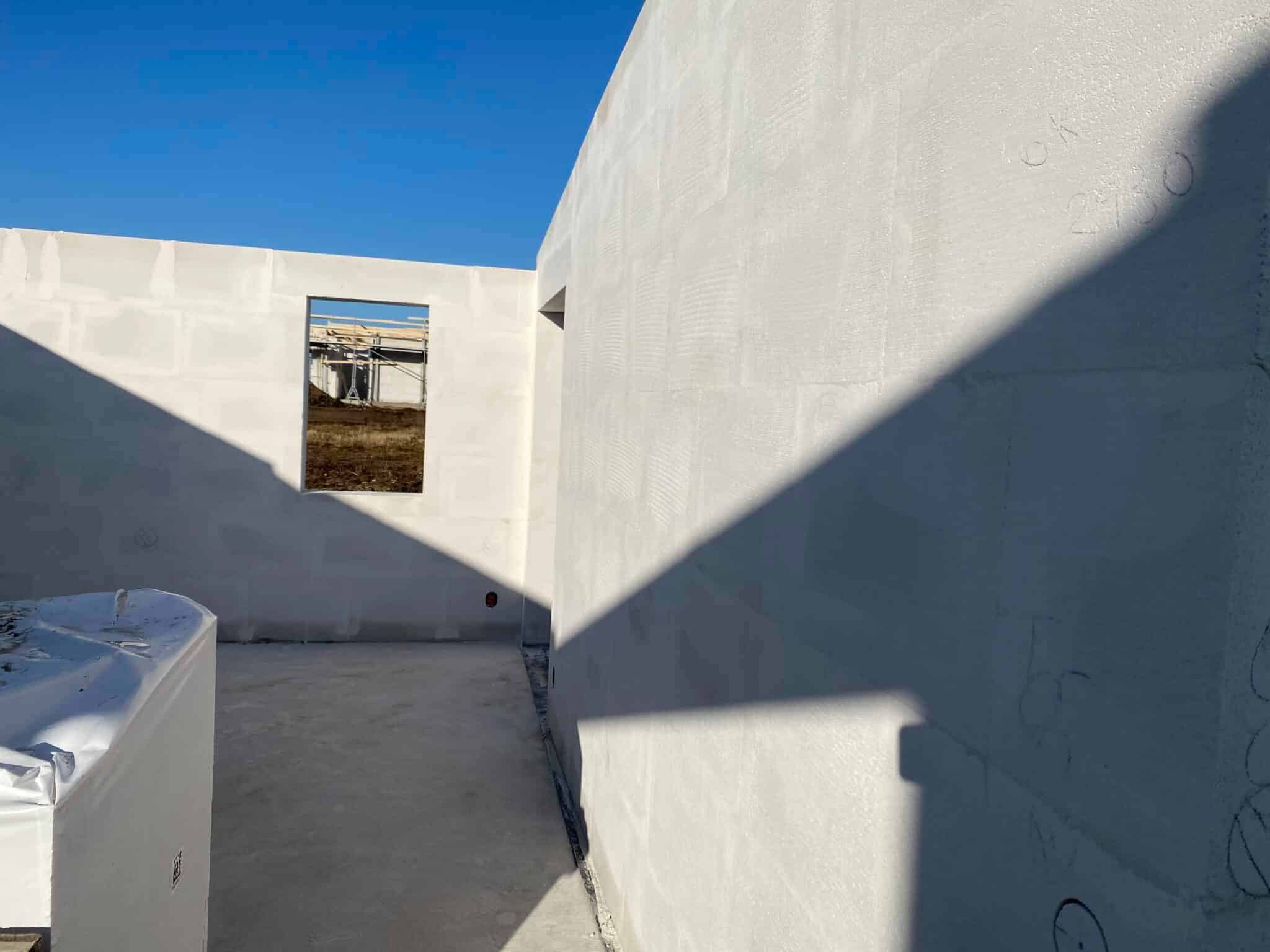 Rå vægge af hvide porebetonblokke under en blå himmel